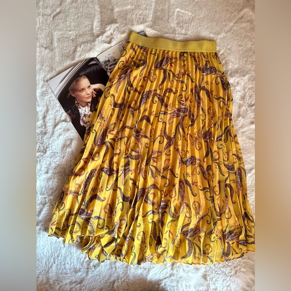 🌺Adorable skirt 🌺Like new🔥, worn once🙈 - Picture 2 of 14